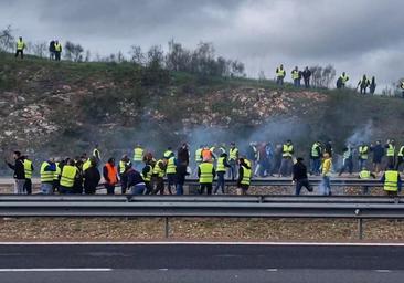 Los antidisturbios disparan botes de humo para despejar la A-5, a la altura de Mérida