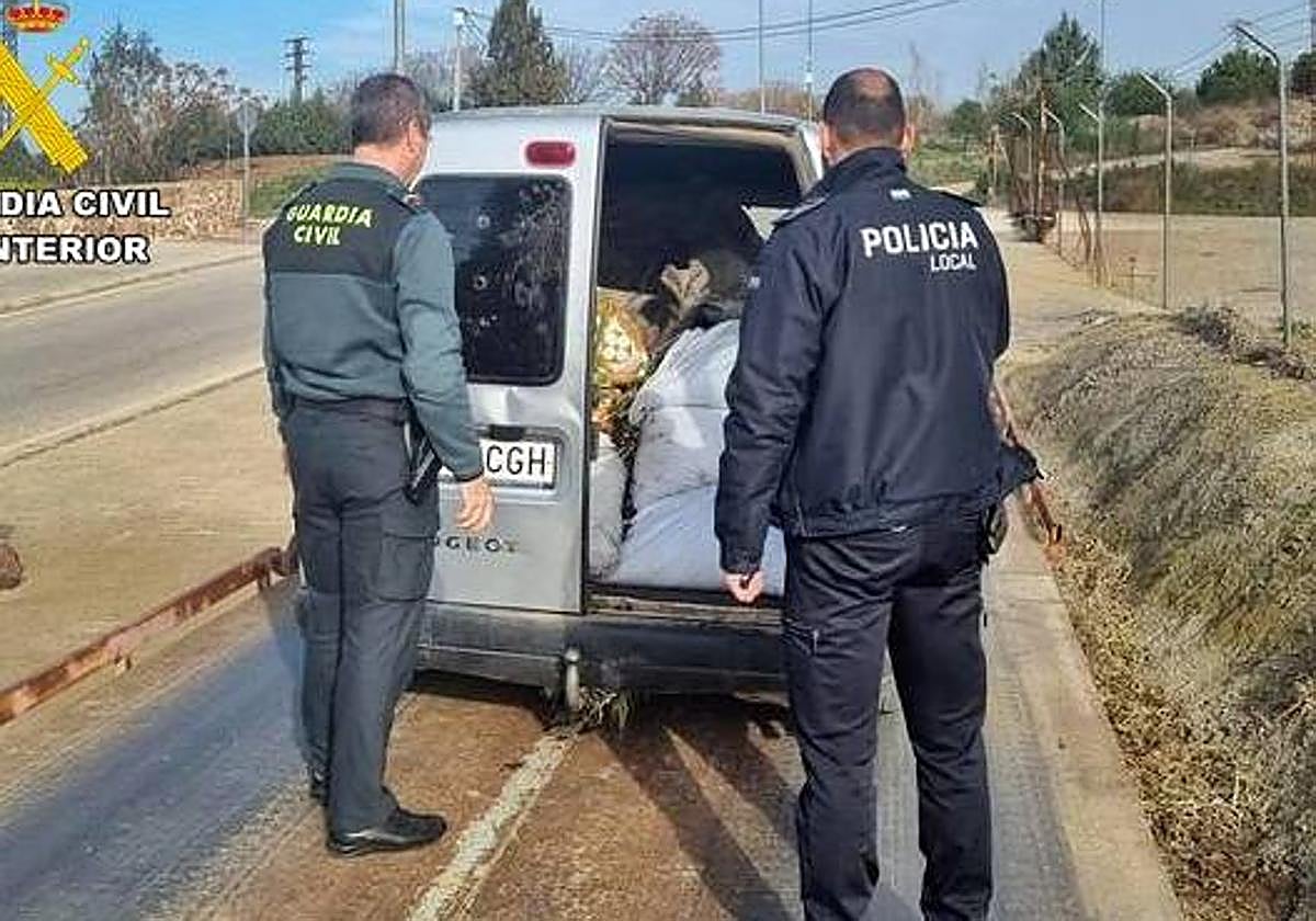 Agentes inspeccionando la carga de la furgoneta.