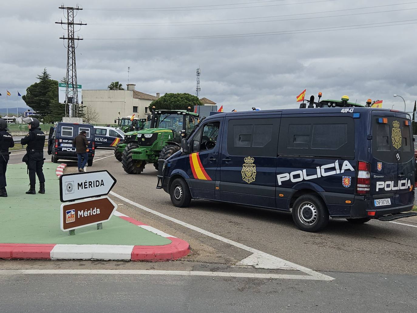 Manifestantes y Policía Nacional en la zona de la rotonda de la Consejería de Agricultura, en Mérida.