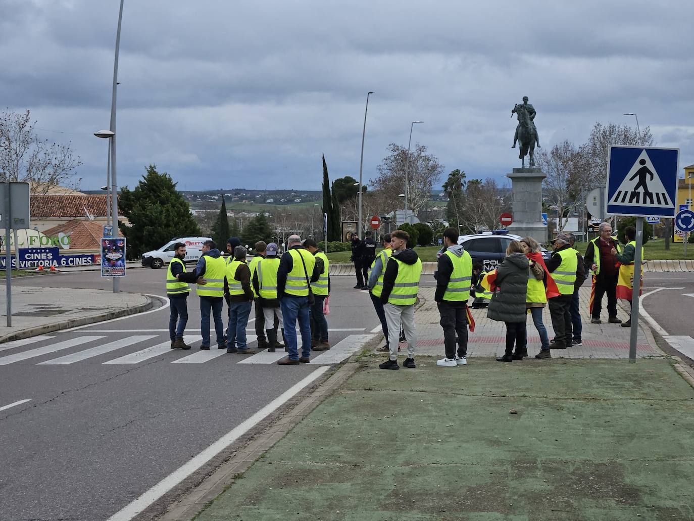 Manifestantes invadiendo la N-630 en el casco urbano de Mérida, a la altura de la Consejería de Agricultura. Han bloqueado la vía y han cortado la circulación.