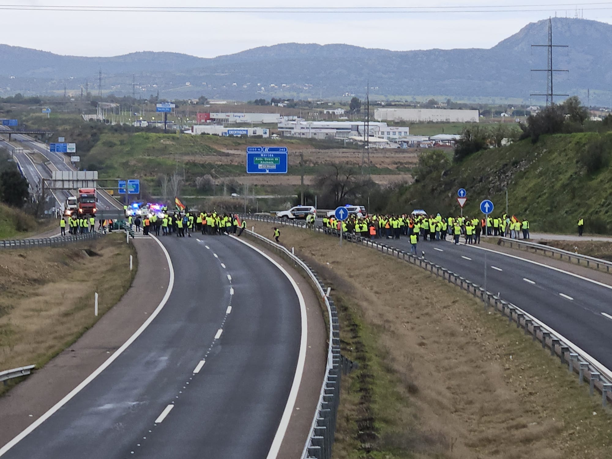 Retenciones en la A-5, a la altura de Mérida, por el corte de vía en Carija.