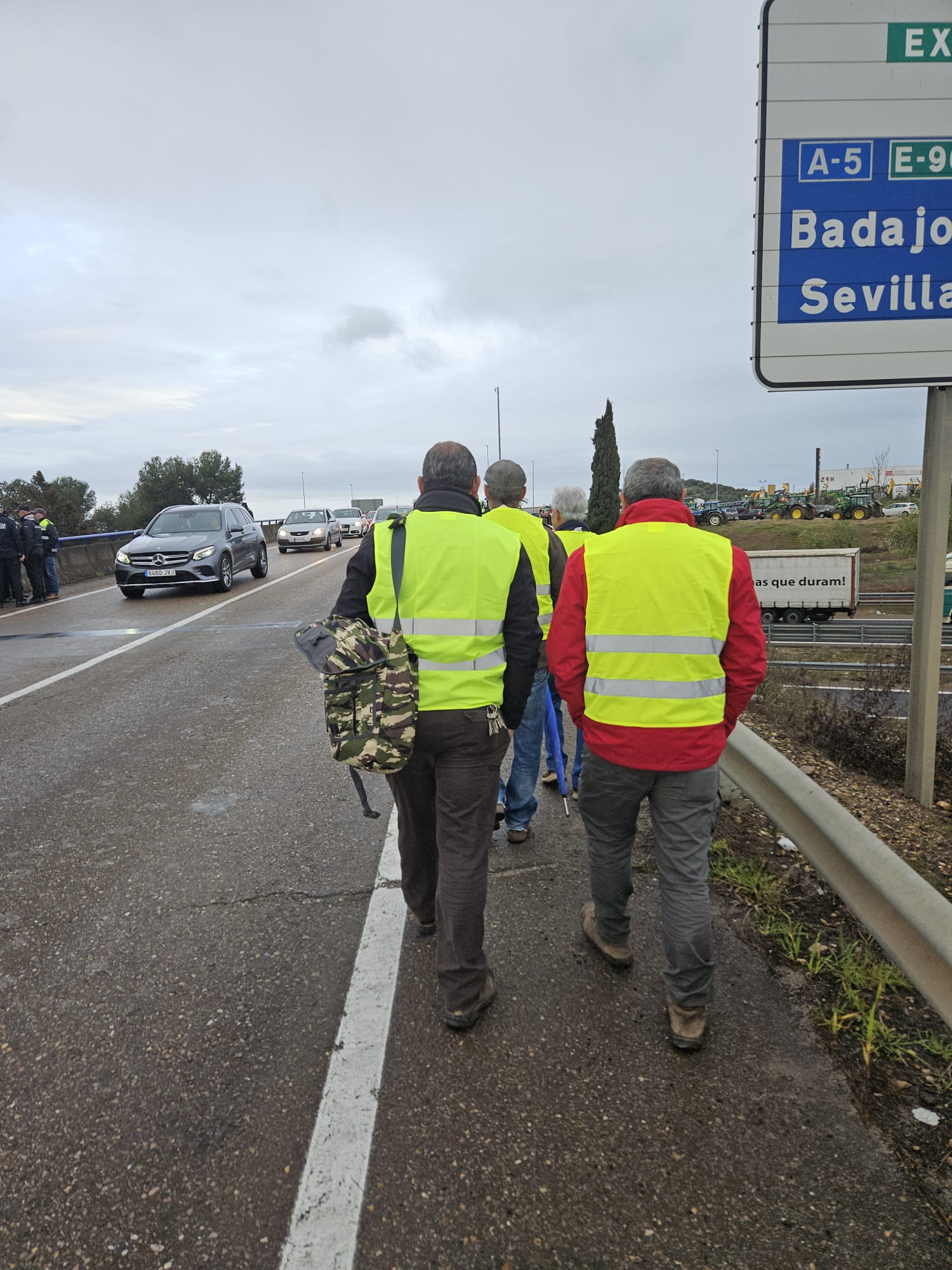 Retenciones en la A-5, a la altura de Mérida, por el corte de vía en Carija.