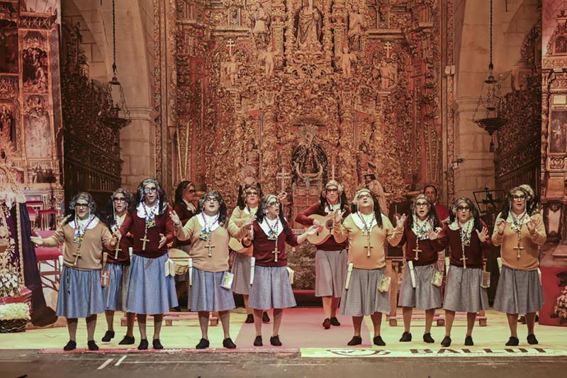 Murga Los Mirinda, en la final del Concurso de Murgas del Carnaval de Badajoz 2024. 