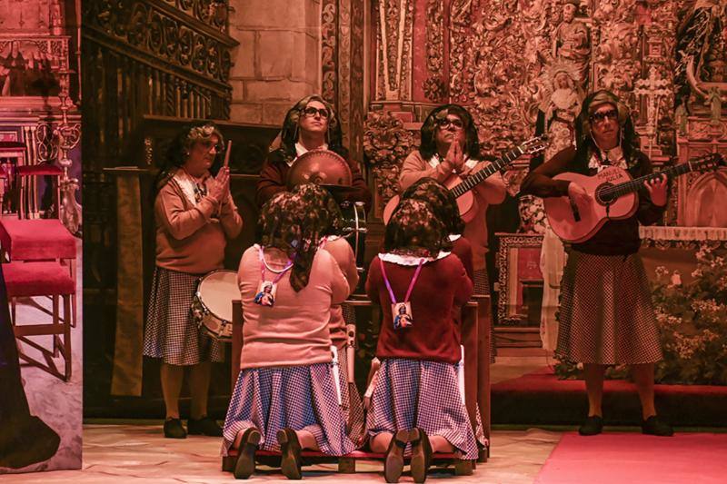 Murga Los Mirinda, en la final del Concurso de Murgas del Carnaval de Badajoz 2024. 