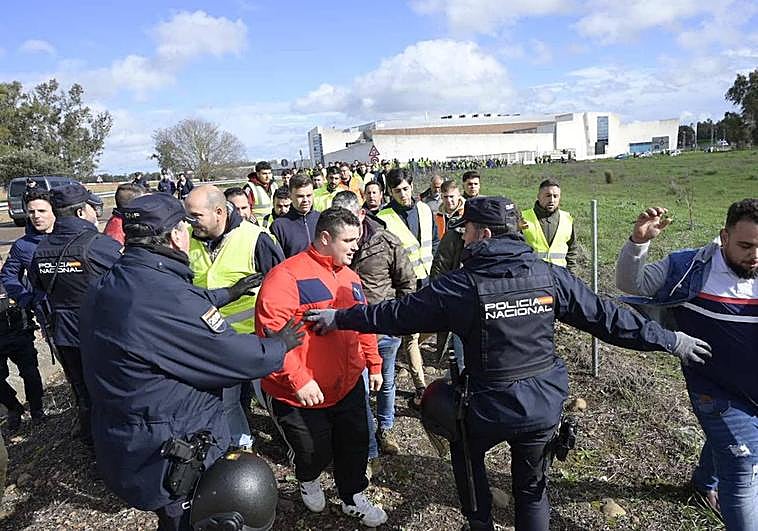 Los manifestantes de Badajoz lograron pasar la línea policial para llegar a la A-5.