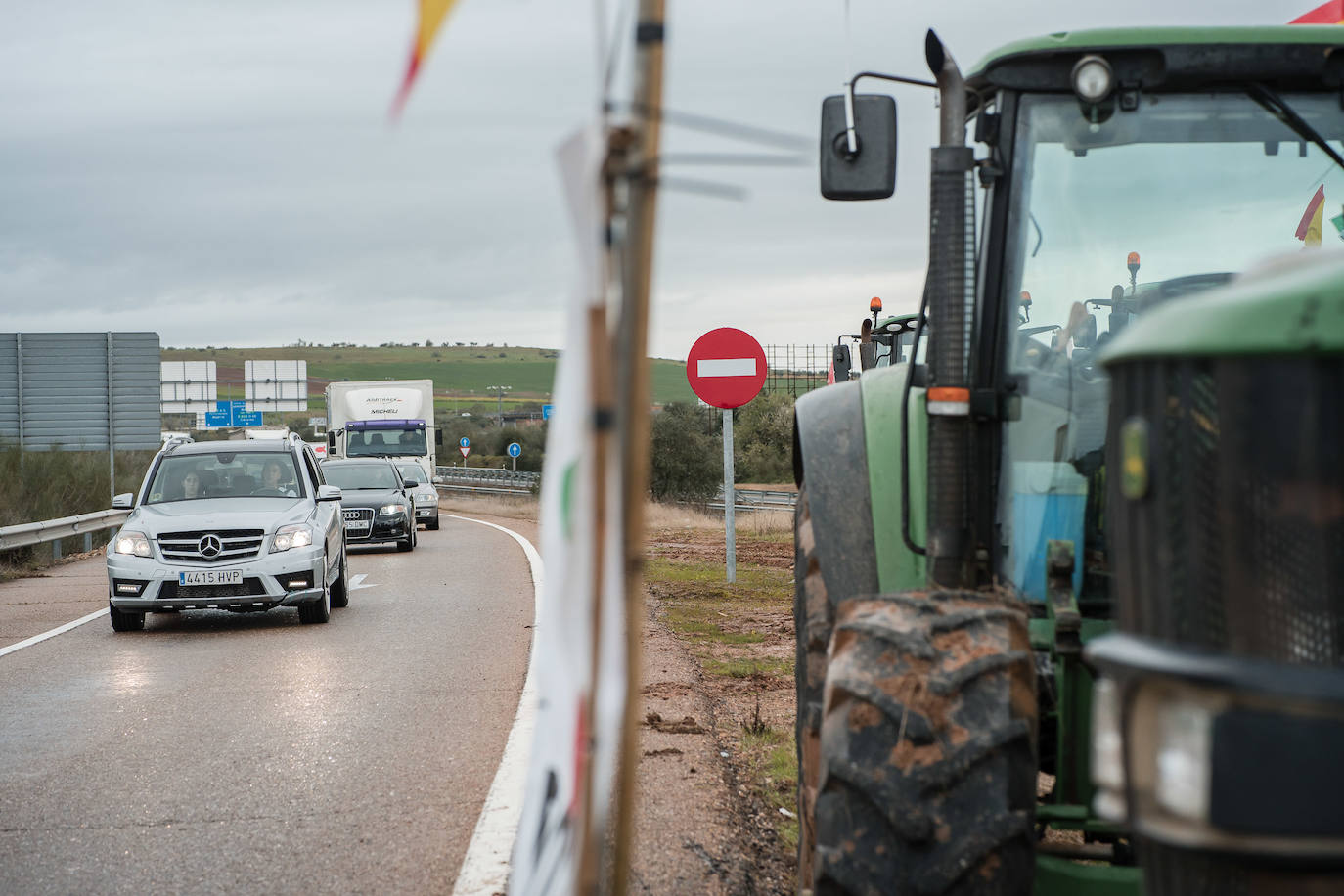 Retenciones en la A-5, a la altura de Mérida, por el corte de vía en Carija.