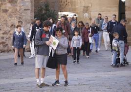 Turistas en la Ciudad Monumental de Cáceres.