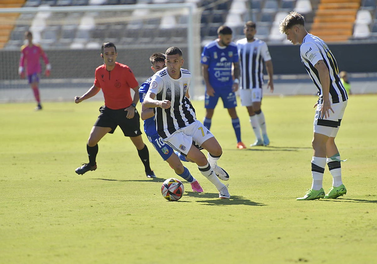 Adri Carrasco controla el balón en el duelo de la primera vuelta ante el UD San Fernando disputado en el Nuevo Vivero.