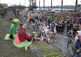 La pasarela de comparsas llenó de público la zona de Puerta Palmas.