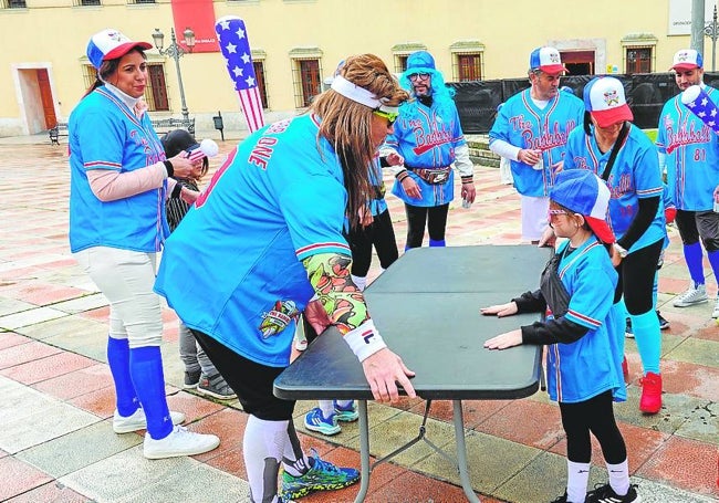 Grupo ubicando una mesa en la plaza de San Atón.