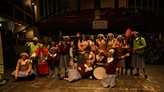 Los Mirinda celebrando su victoria en el escenario.