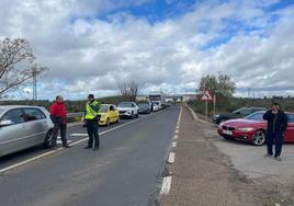 Directo | Conductores discuten con los agricultores que cortan la N-432