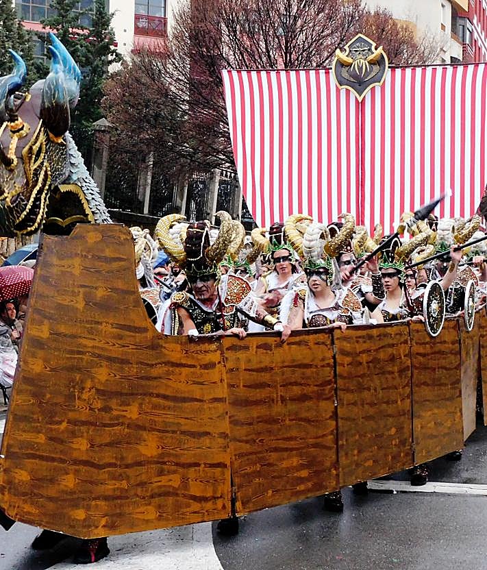 Imagen secundaria 2 - Ni la lluvia ni el frío pueden con el primer desfile del Carnaval moralo