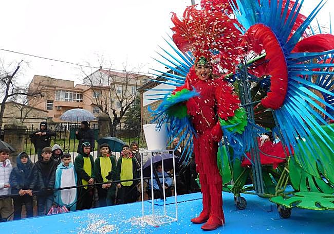 La reina infantil, Julia Sánchez Solís, abrió el desfile tras una butacada.