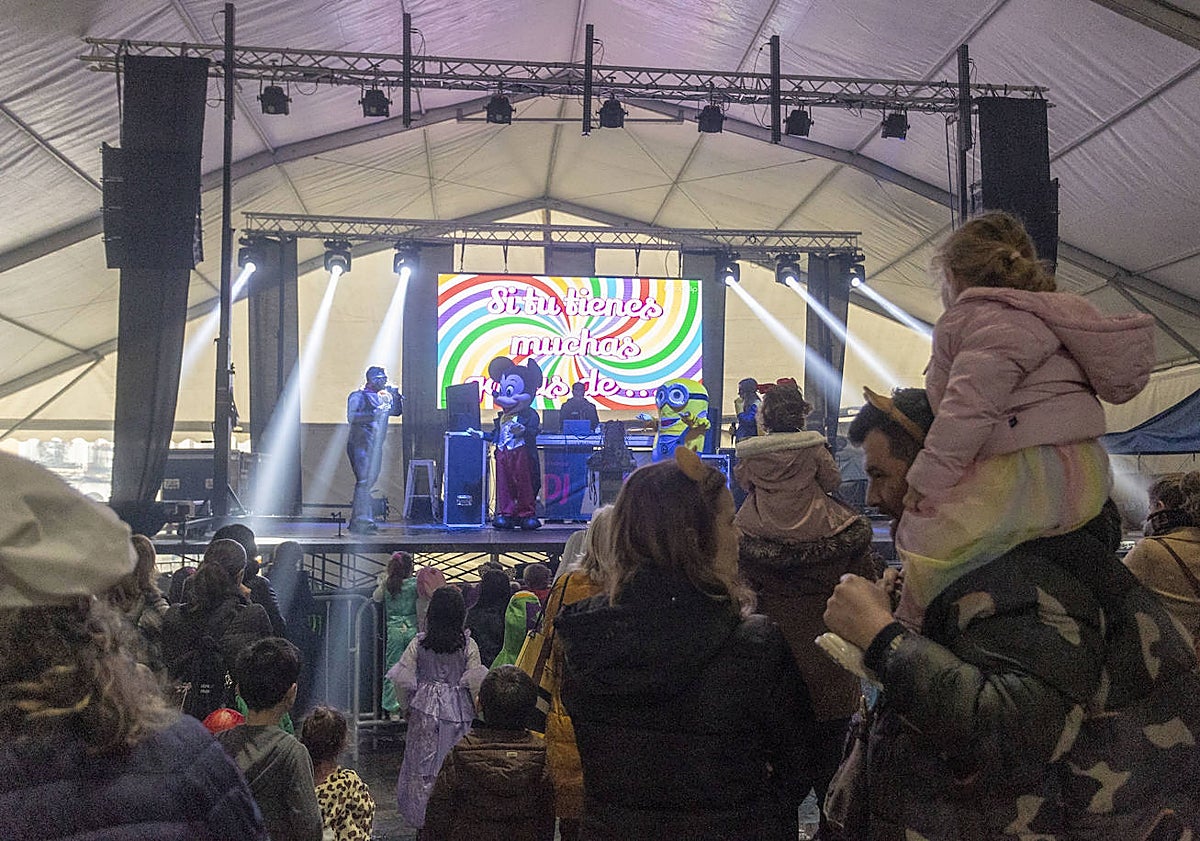 Imagen principal - Arriba, imagen de la fiesta infantil que se celebró por la mañana con gran afluencia. Debajo los primeros asistentes a la garbanzada de la carpa y sobre estas líneas, Mario Gómez con sus hijos y sus amigos tras la celebración que se organizó para los más pequeños.