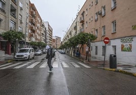 La avenida Santa Marina, con coches en lugar de comparsas a las doce de la mañana.