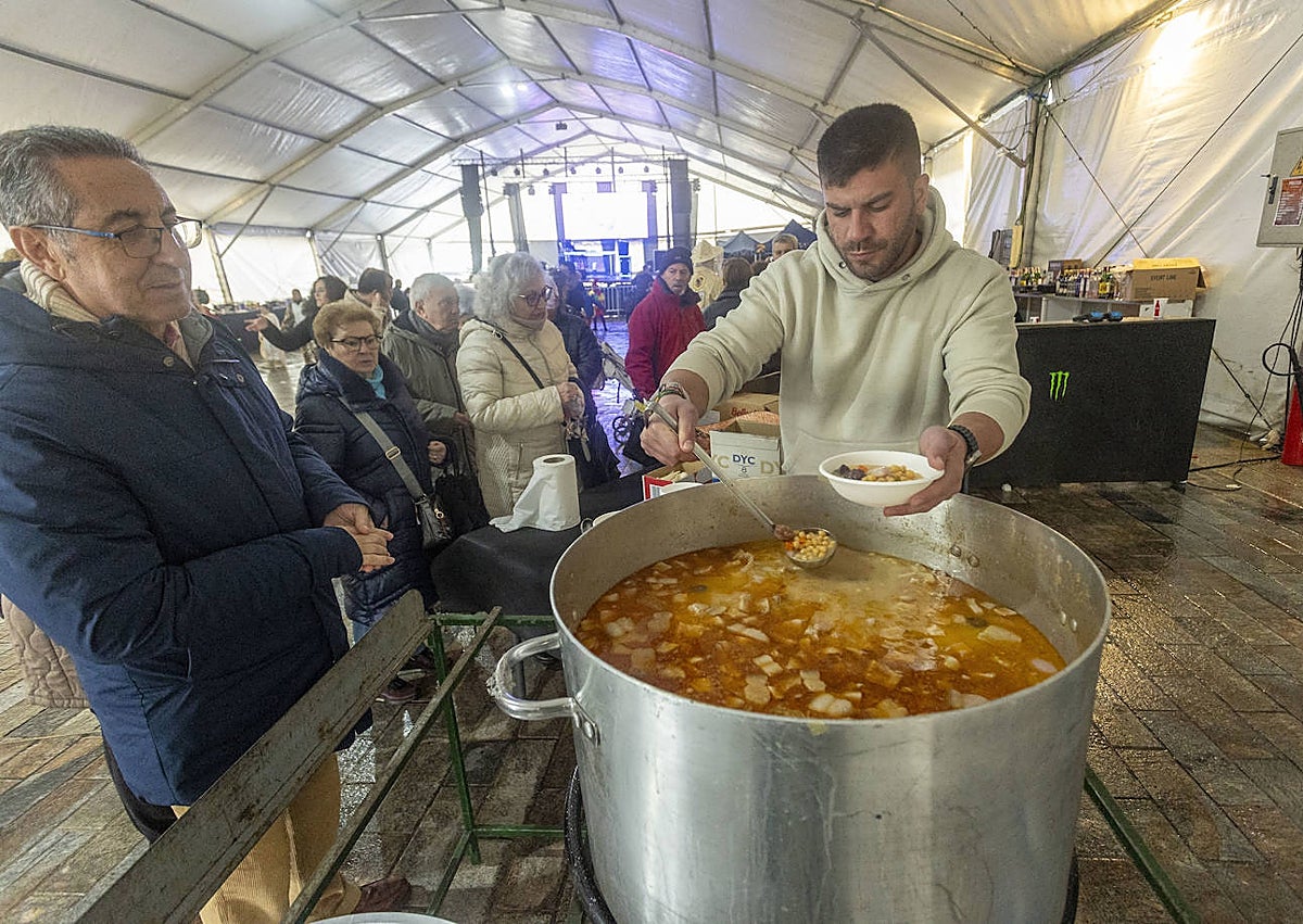 Imagen secundaria 1 - Arriba, imagen de la fiesta infantil que se celebró por la mañana con gran afluencia. Debajo los primeros asistentes a la garbanzada de la carpa y sobre estas líneas, Mario Gómez con sus hijos y sus amigos tras la celebración que se organizó para los más pequeños.