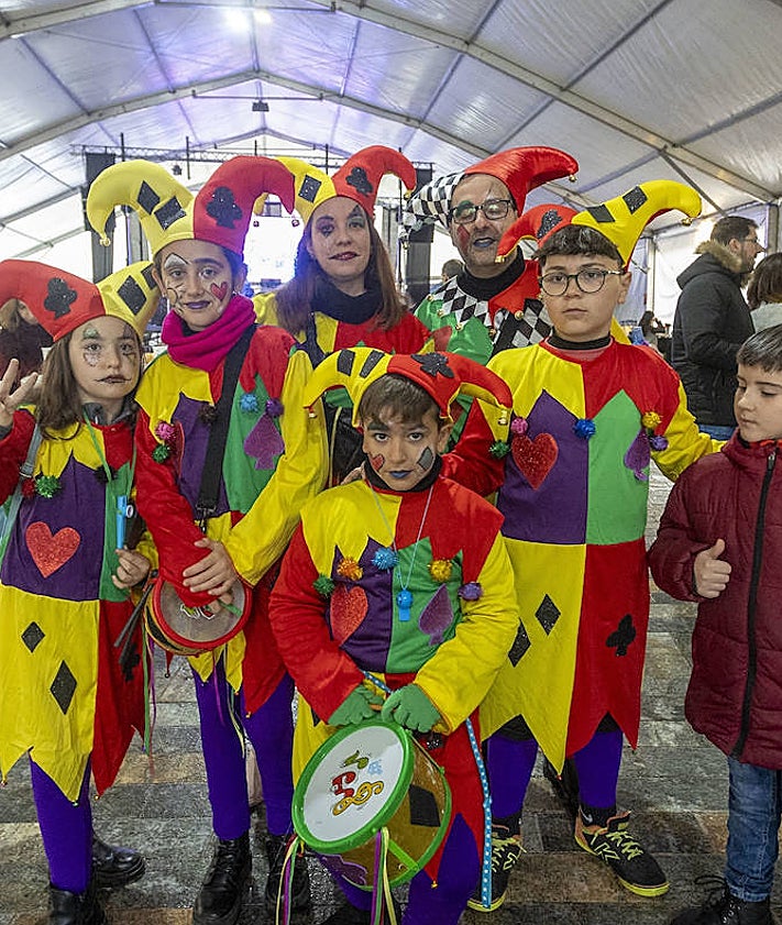 Imagen secundaria 2 - Arriba, imagen de la fiesta infantil que se celebró por la mañana con gran afluencia. Debajo los primeros asistentes a la garbanzada de la carpa y sobre estas líneas, Mario Gómez con sus hijos y sus amigos tras la celebración que se organizó para los más pequeños.