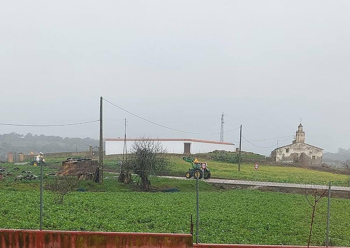 Imagen secundaria 1 - Arriba, concentración de manifestantes. Debajo, varios tractores por la N-435.