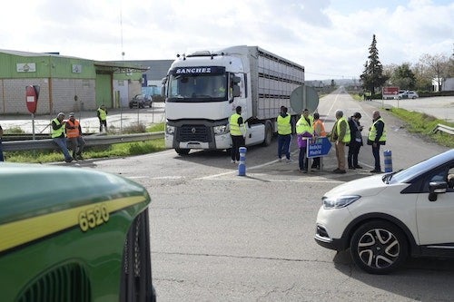 La EX-328, que entra a la A-5, sigue cortada, aunque abren cada media hora para no perjudicar tanto a la ciudadanía. «Cuanto más sectores entren mejor. Al final todos somos el sector primario. Estamos mal todos», afirma un agricultor de Lobón.