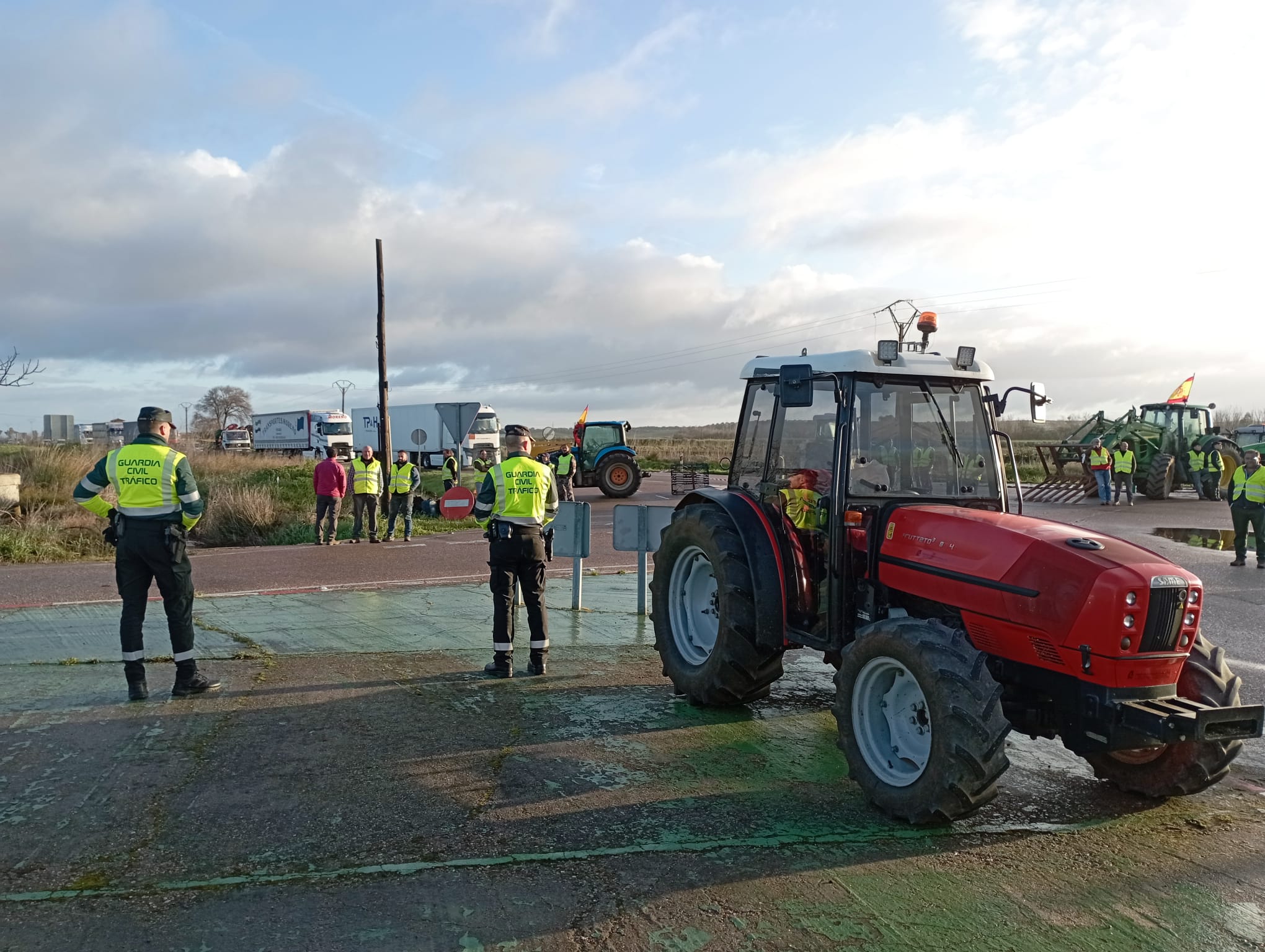 Cruce de la EX-363 y la BA-022. Unos 20 tractores han detenido el tráfico en este punto de la provincia de Badajoz.