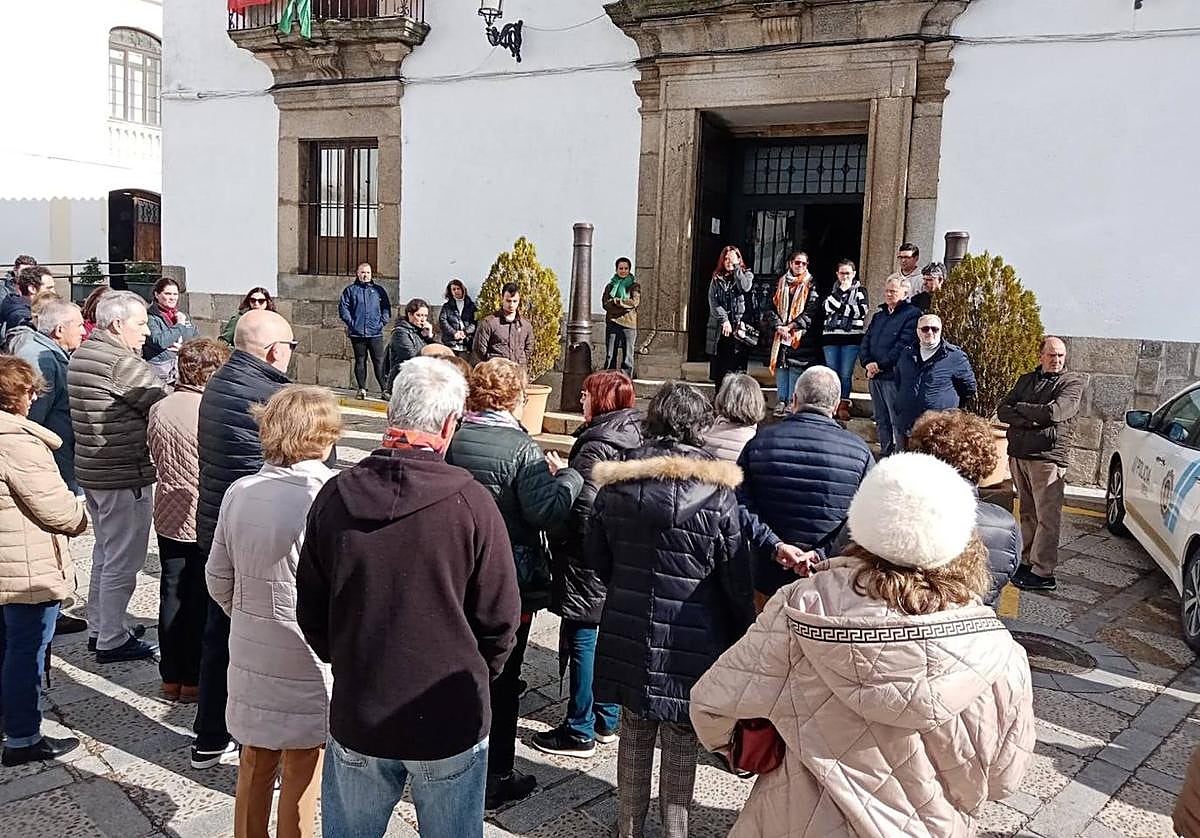 El minuto de silencio se ha llevado a cabo en la puerta del Ayuntamiento.