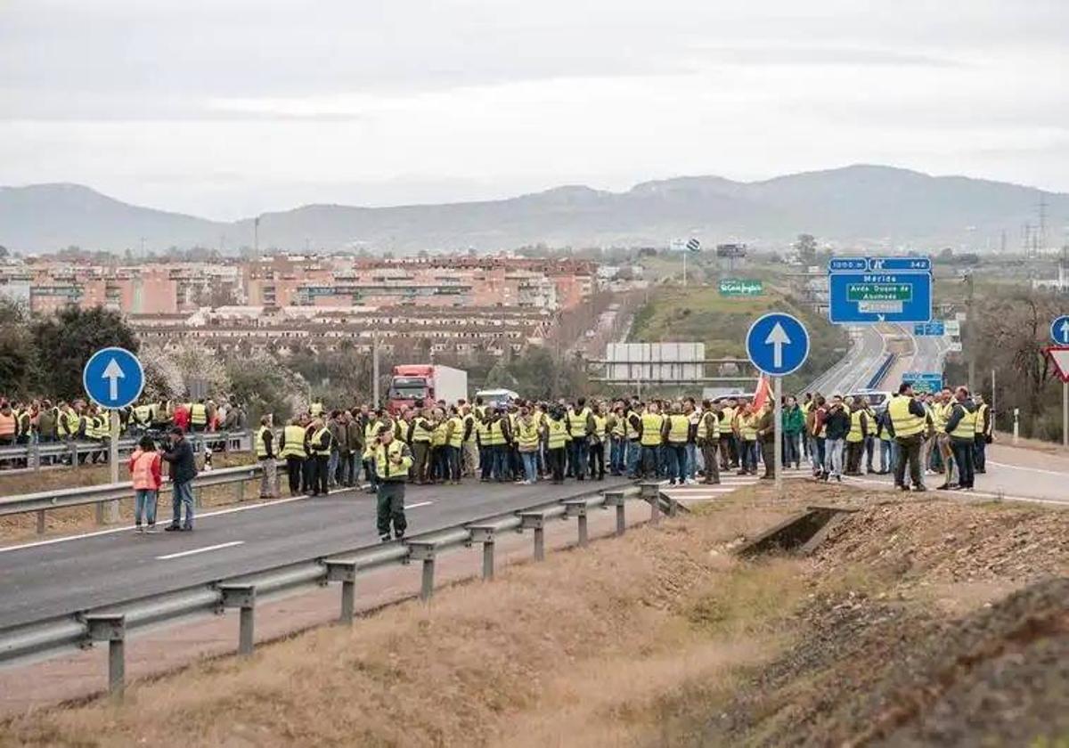 Manifestantes invadieron el viernes la autovía A-5 en Mérida.