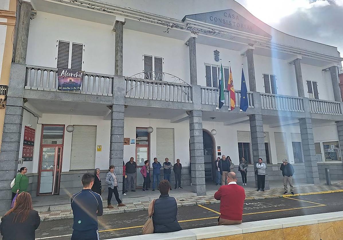 Asistentes al minuto de silencio convocado esta mañana en la puerta del ayuntamiento.