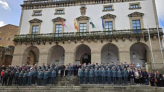 Extremadura guarda un minuto de silencio por los guardias civiles fallecidos en Barbate