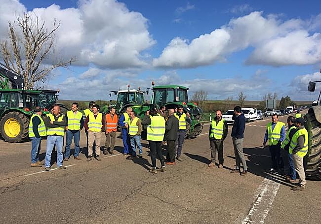 Tractores y agricultores en la carretera EX-117, entre Olivenza y Badajoz