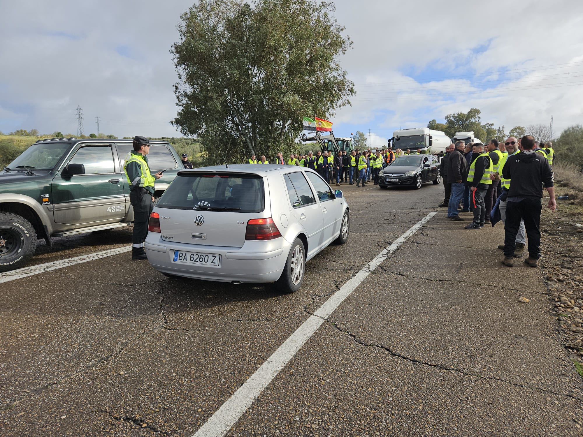 Minutos antes de las once de la mañana, la Policía Nacional se retiraba del acceso al polígono industrial El Prado desde la carretera de Calamonte.