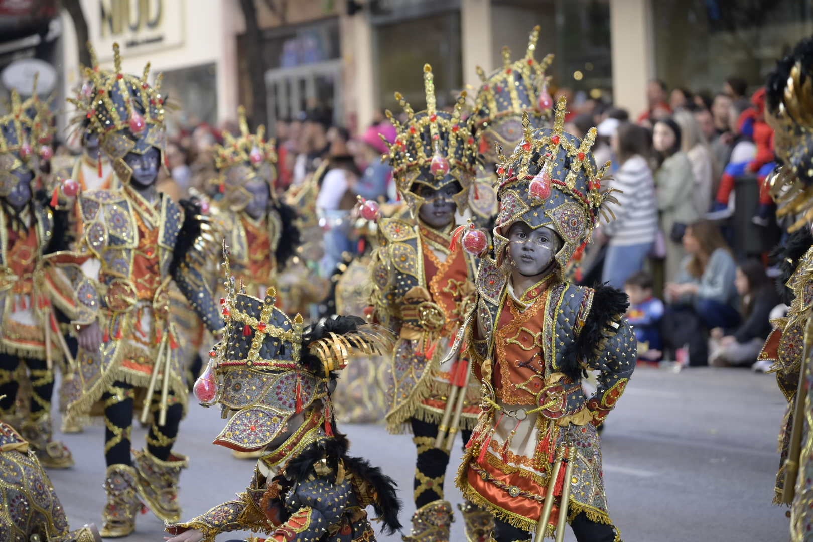 Las mejores imágenes del colorido desfile infantil del Carnaval de Badajoz 2024 (II)