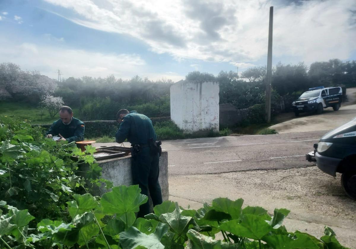 La Guardia civil ha batido las inmediaciones de las dos localidades para dar con el paradero de sus vecinos. En la imagen, agentes revisando un pozo cerca de Garlitos.