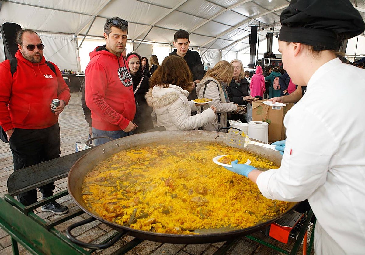 Degustación de paella en la carpa de la Plaza Mayor.