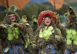 Actuación de la murga Cuando el río suena en la final del Concurso de Murgas del Carnaval de Badajoz.