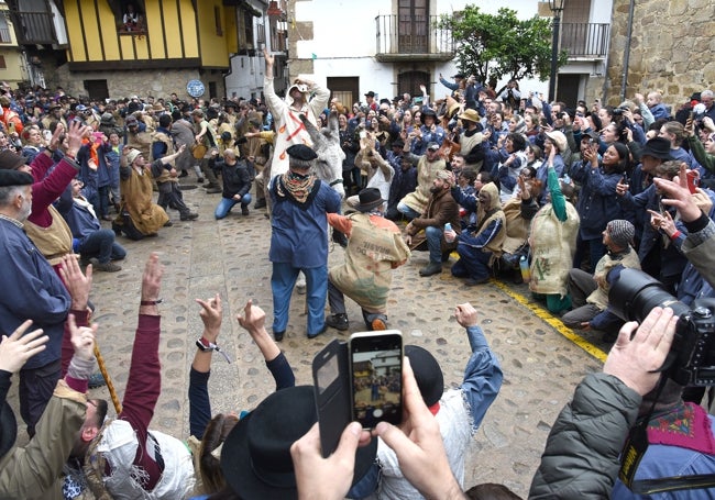 Pero Palo recorre a lomos de un burro el pueblo para dar a conocer la sentencia.