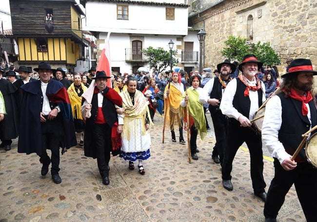 Los capitanes, con la bandera y custodiados por los alabarderos.