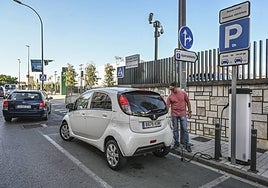 Un vehículo eléctrico en una estación de recarga de la región.