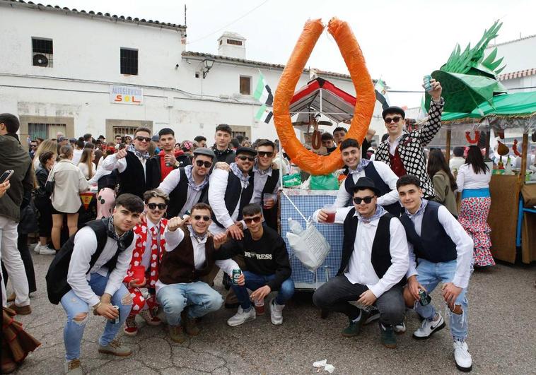 Participantes en la Pedida de la Patatera, una romería urbana de lo más singular.