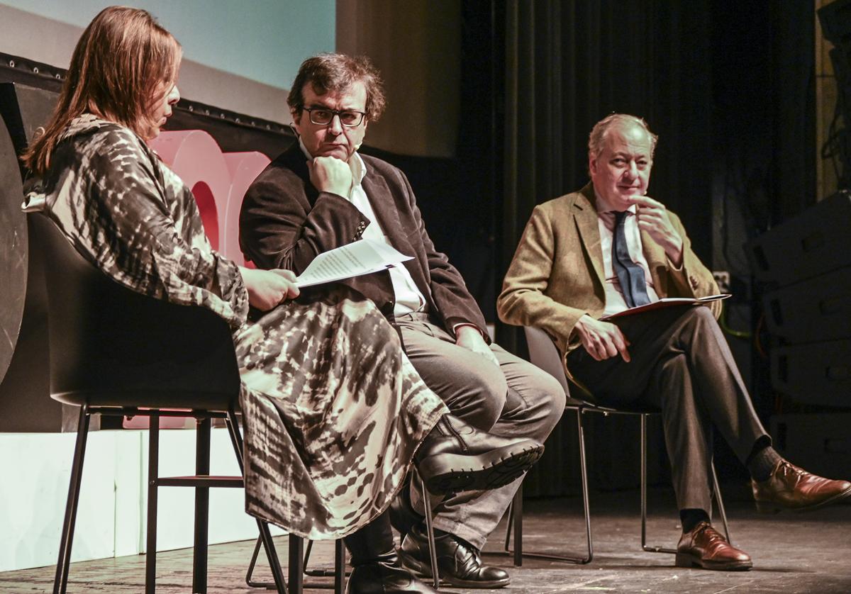 Javier Cercas, entre Mar Domínguez, directora de HOY, y Álvaro Rodríguez Guitart, director general del diario, en el Teatro López de Ayala.