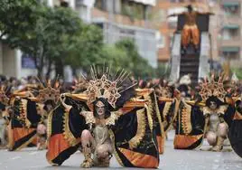 Momento del desfile de comparsas del Carnaval de Badajoz con el baile de Caribe.