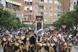 Estandarte móvil de la comparsa Caribe durante el desfile del Carnaval de Badajoz donde trasladaban al dios Baal.