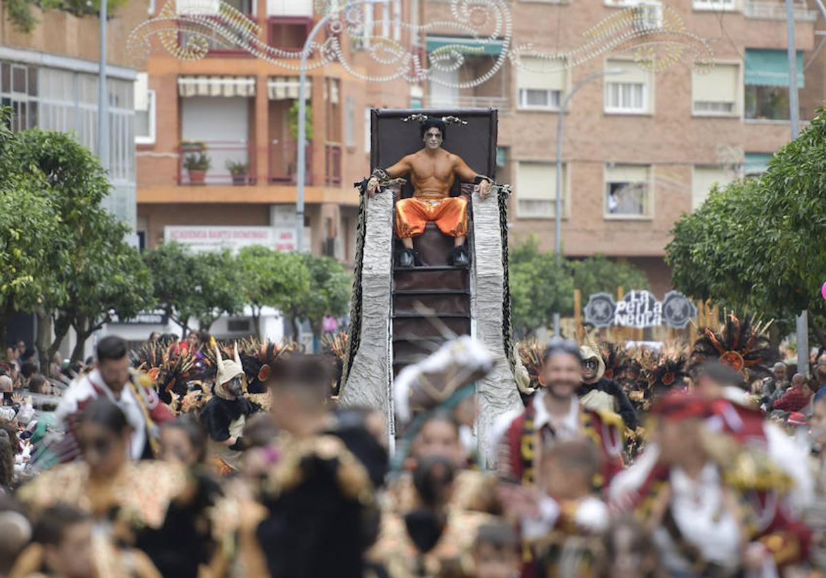 Estandarte móvil de la comparsa Caribe durante el desfile del Carnaval de Badajoz donde trasladaban al dios Baal.