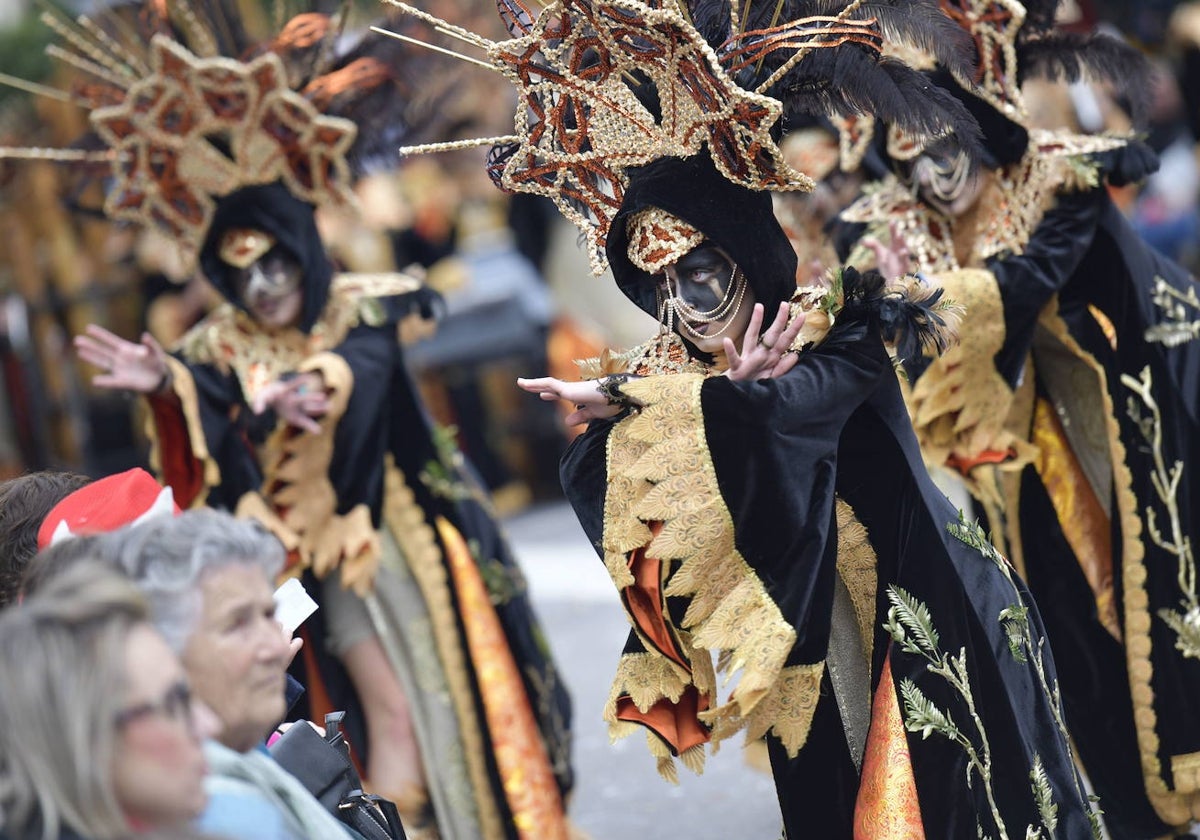 Momento del desfile de comparsas del Carnaval de Badajoz con el baile de Caribe.