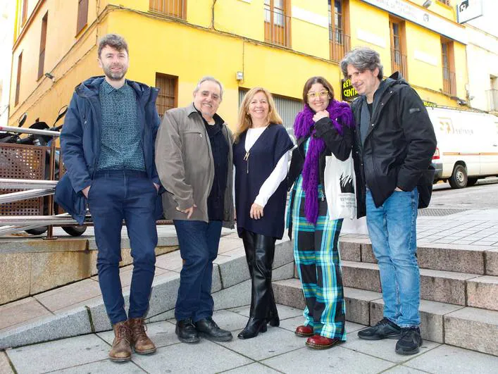 A la izquierda, el dibujante cacereño Fermín Solis junto a Isidro Timón, Marisa Caldera, Amelia David y Lorenzo González.