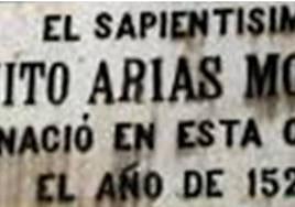 Placa conmemorativa en la casa en que según la tradición nació Arias Montano.