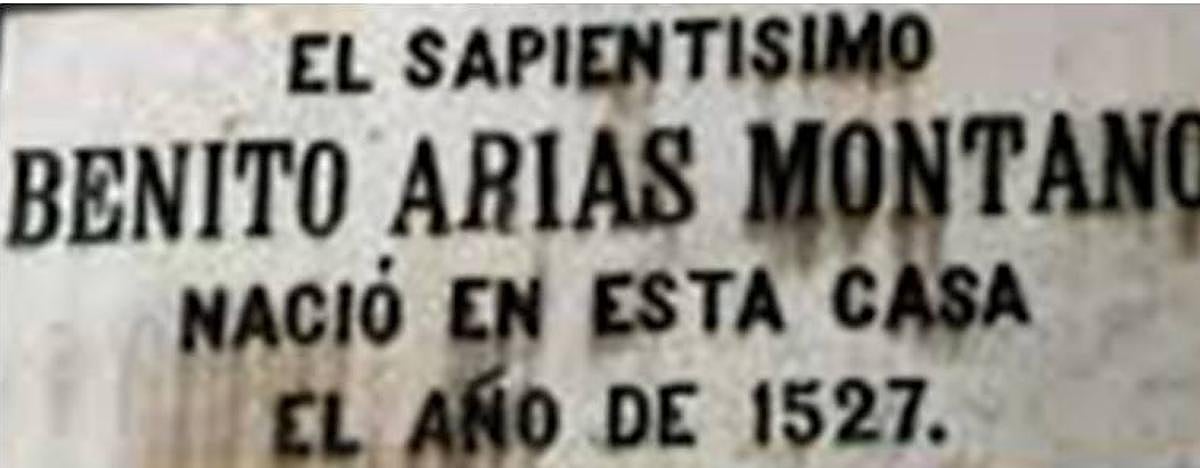 Placa conmemorativa en la casa en que según la tradición nació Arias Montano.