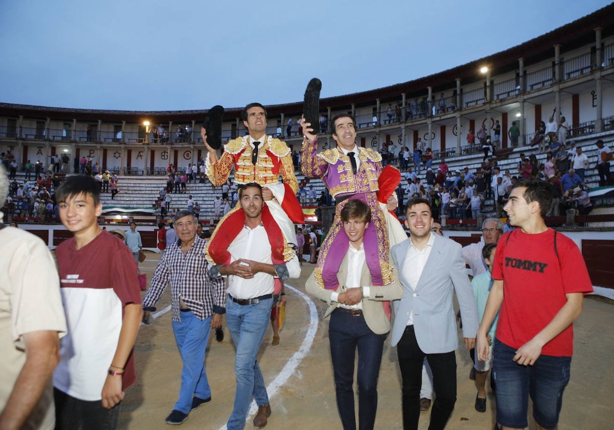 Emilio de Justo y Juan Mora, a hombros tras la última corrida celebrada en Cáceres el 2 de junio de 2019.