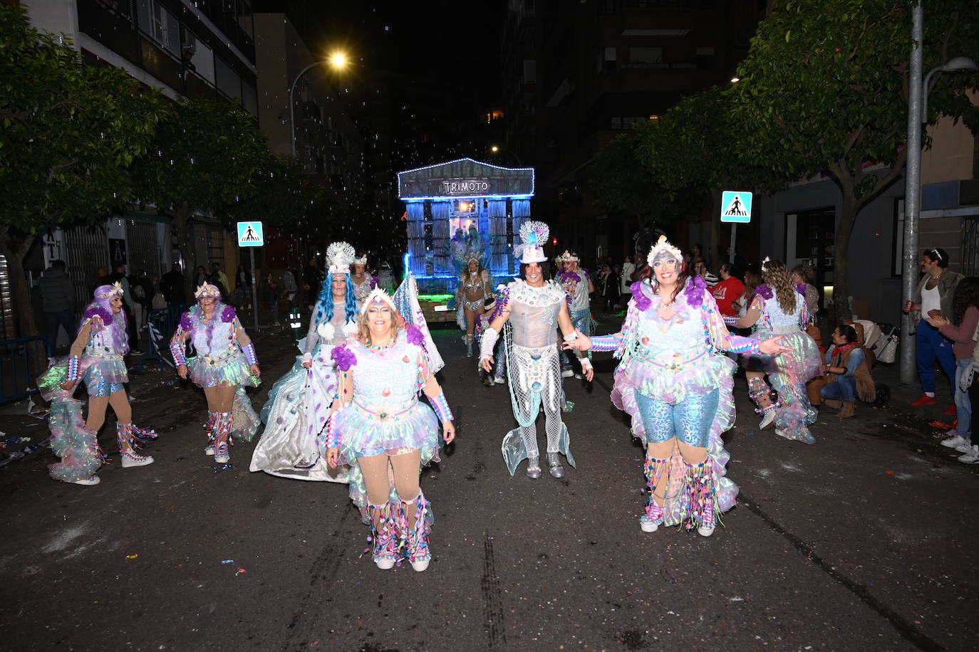Las mejores imágenes de los grupos participantes en el desfile del Carnaval de Badajoz