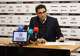 Alejandro Pérez, director general del Mérida, en la sala de prensa del estadio Romano.